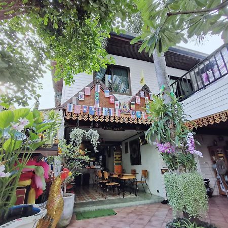 Tavee Guesthouse Bangkok Esterno foto