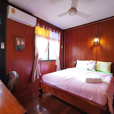 Tavee Guesthouse Bangkok Esterno foto