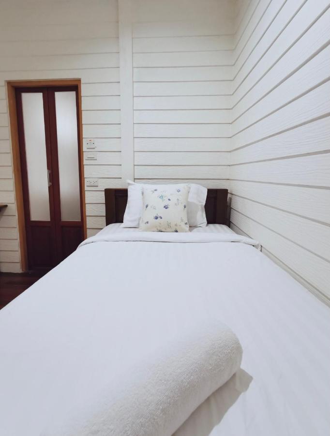 Tavee Guesthouse Bangkok Esterno foto