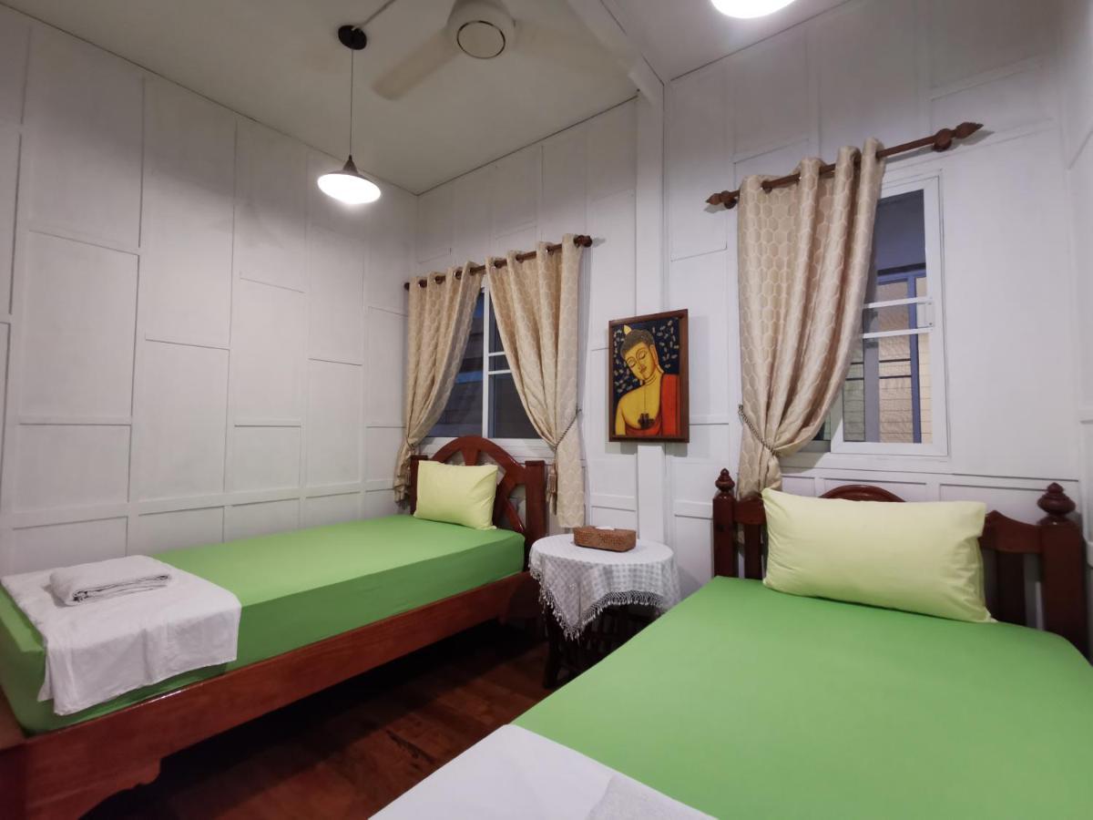 Tavee Guesthouse Bangkok Esterno foto